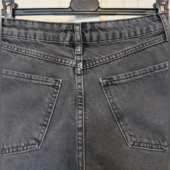 Forever 21 Black Denim Destroyed Cut Off Jean Short Womens Raw Hem Size 25 - Picture 4 of 6